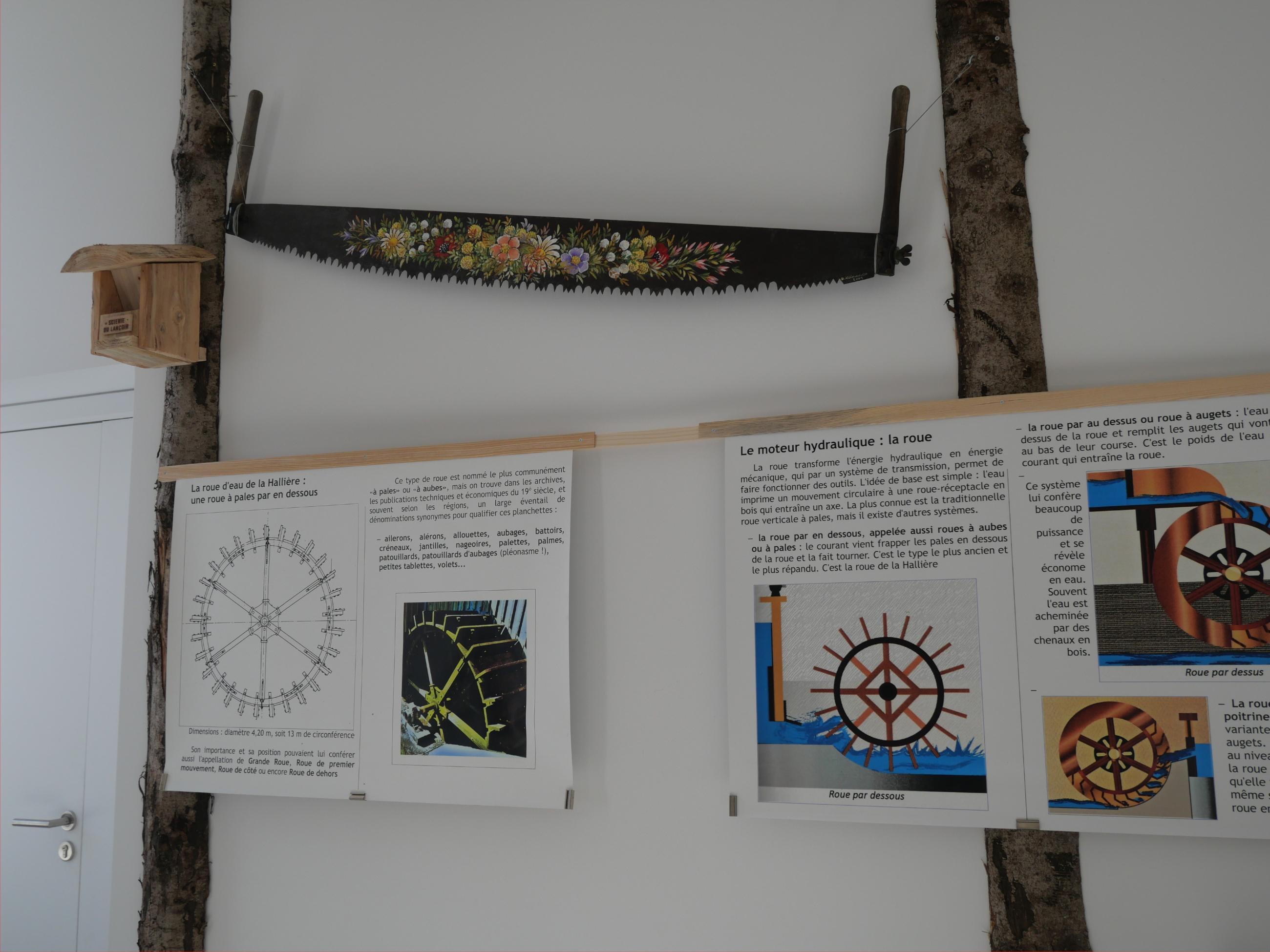 Affiches et scie